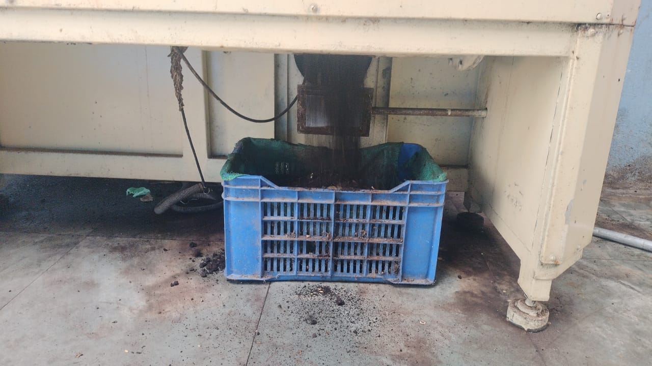 Compost discharge from the processing machine