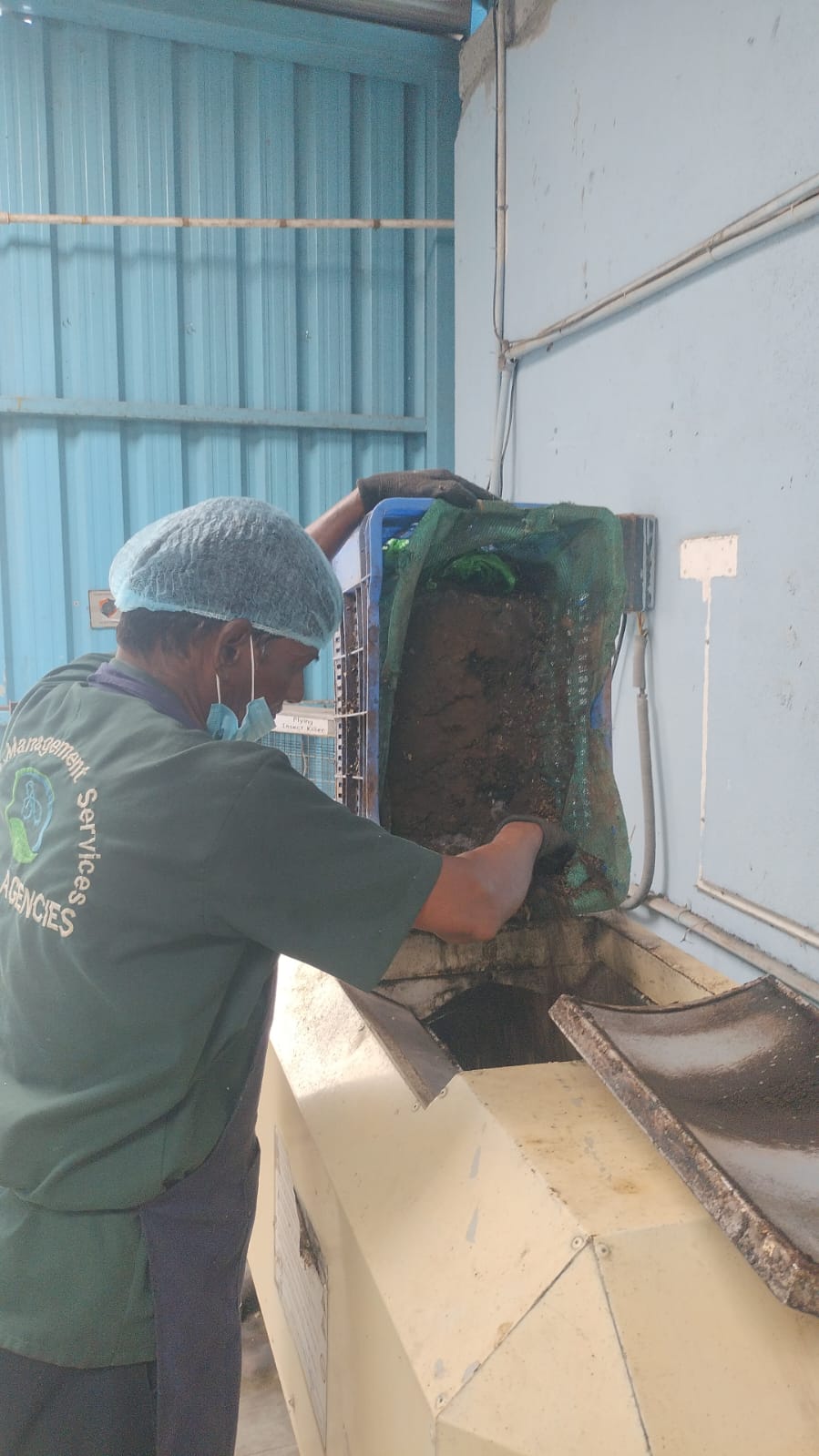 Crate-to-machine organic waste transfer