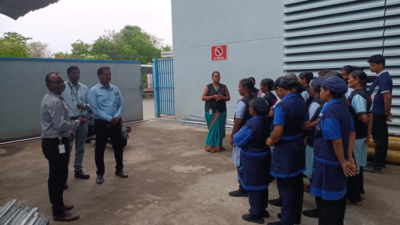 Operations briefing with the on-site workforce