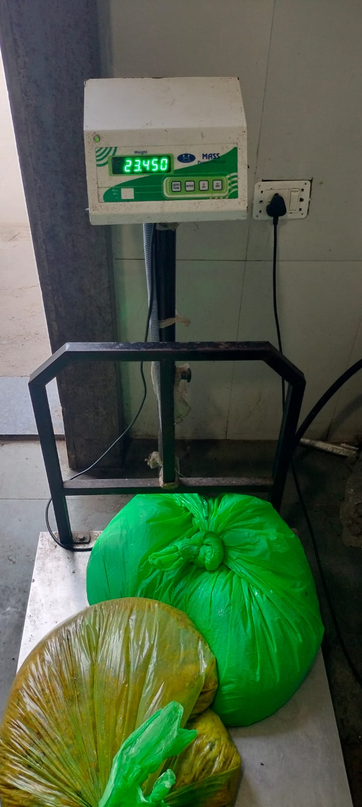 Documented bag weighing for transparent handling